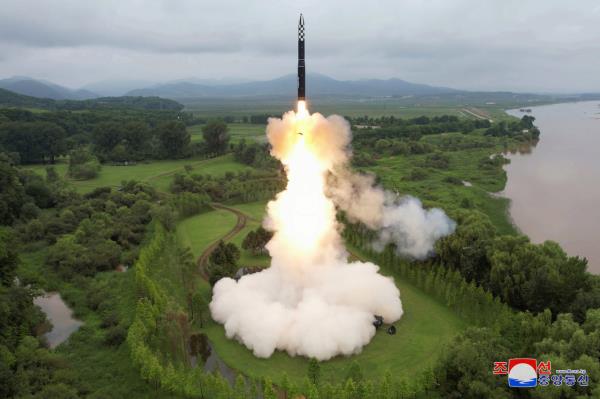 朝鲜周三发布的火星-18型固体燃料洲际弹道导弹(ICBM)发射照片，来源于朝鲜国家通讯社。(联合通讯社)