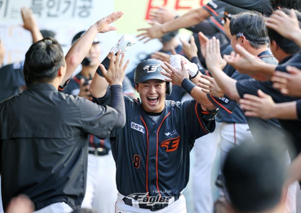 Roh Si-hwan of the Eagles is congratulated by teammates after homering against the Samsung Lions during a Korea baseball Organization regular season game at Daegu Samsung Lions Park in Daegu, southeast of Seoul on July 1. (Hanwha Eagles)