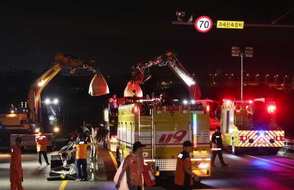 This photo shows drain work being conducted at the underpass where more than a dozen of vehicles are believed to be sunk due to torrential downpour in Cheongju, North Chungcheon Province, on Saturday. (Yonhap)