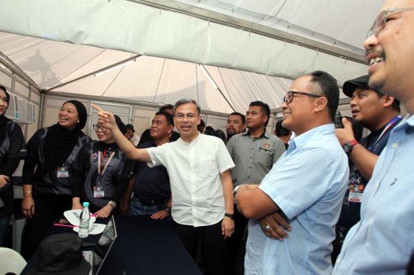 Fahmi在怡保观察2023年全国月和飞起Jalur Gemilang活动的最后准备工作
