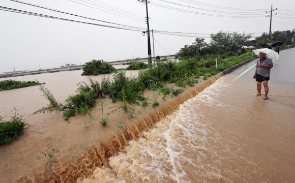 由于周六的暴雨，全州的道路被淹没 (韩联社)