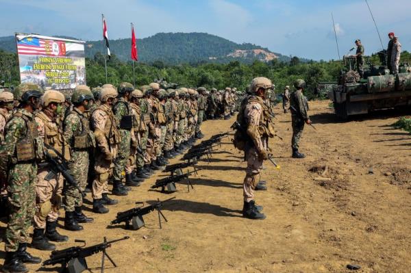 Agong attends final demonstration of Malaysia-UAE Jungle Falcon military exercise in Pahang