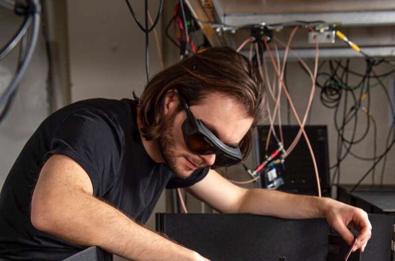 Controlling quantum randomness from the vacuum
