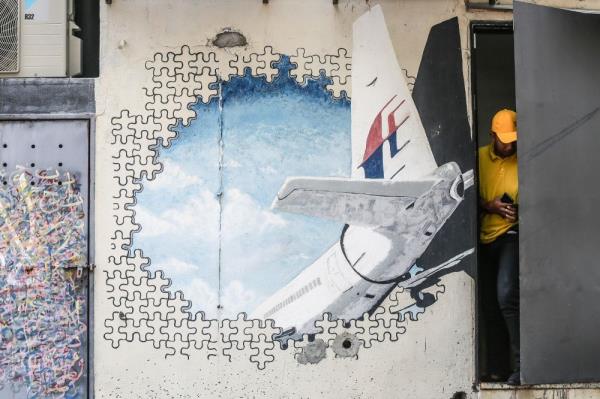 澳大利亚关闭与MH370相关的神秘海滩物体的猜测，称圆柱体可能来自太空发射
