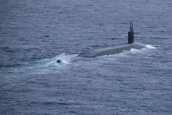 美国肯塔基号航空母舰(SSBN 737)在短暂停留补给后,从阿拉斯加荷兰港的宽湾出发。肯塔基是八个弹道导弹潜艇基地之一 海军基地 se Kitsap。(资料图片-美国海军)