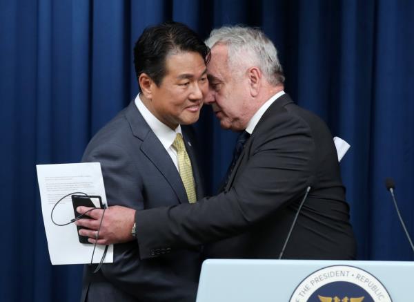 韩国首席副秘书长白宫国家安保事务助理金泰孝(左)和白宫印度太平洋事务协调员库尔特·坎贝尔正在举行联合记者会核能公司首届会议成果会议周二在首尔总统府举行的韩美协商小组会议。(韩联社综合图片)
