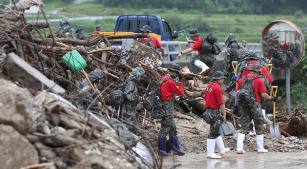 Marines search for missing people in Yecheon County, southeastern South Korea, on Tuesday, after the area was hit by heavy monsoon rains and subsequent floods and landslides. (Yonhap)