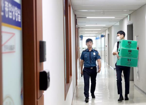 The public prosecution is conducting a search and seizure operation at a provincial police station in North Chungcheong Province on Monday. (Yonhap)
