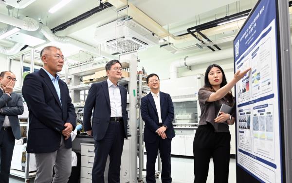 现代汽车集团执行主席郑义宣（左二）在周二聆听一名学生介绍现代汽车与首尔国立大学联合电池研究中心的情况。 (现代汽车集团)