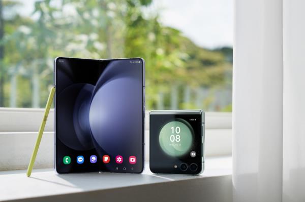 An image of Samsung Electronics' new Galaxy Z Fold 5 (left) and Galaxy Z Flip 5 smartphones (Samsung Electronics)