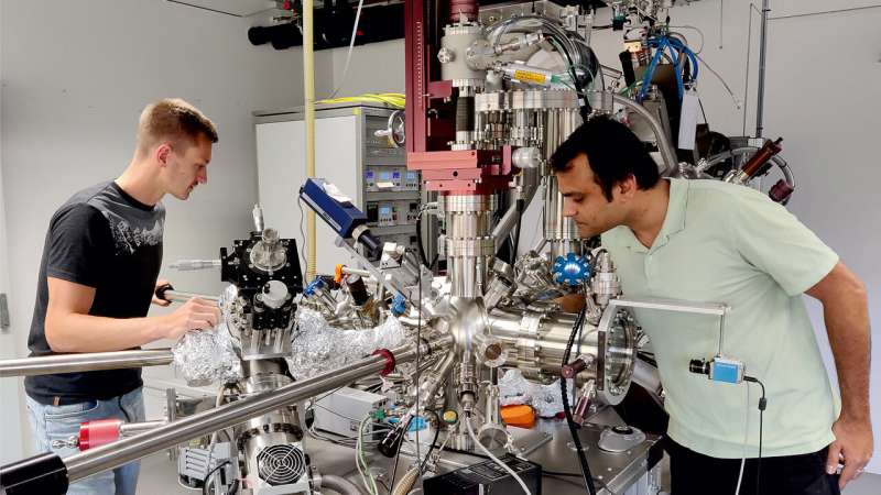 Construction of monoatomic lead layers with specially developed method unveiled for the first time