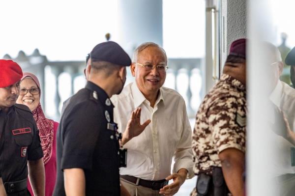 Zeti contradicts AmBank MD’s Saudi US$100m claim, says not told Najib’s account opening for incoming donation
