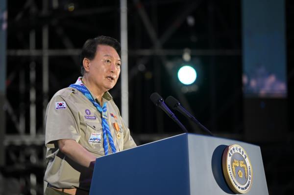 总统尹锡悦在开幕式致辞欢迎Saemangeum 25日世界童子军聚会的周三晚上，在首尔西南约180公里处。(总统府)