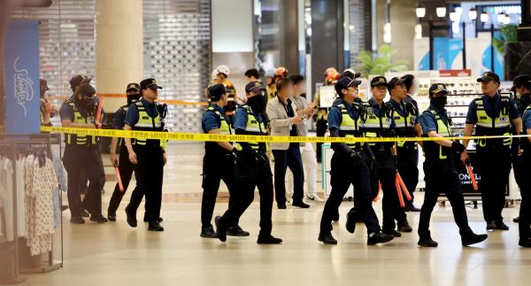 警方在京畿道盆唐市一家百货店的持刀伤人事件现场进行调查。 (联合通讯社)
