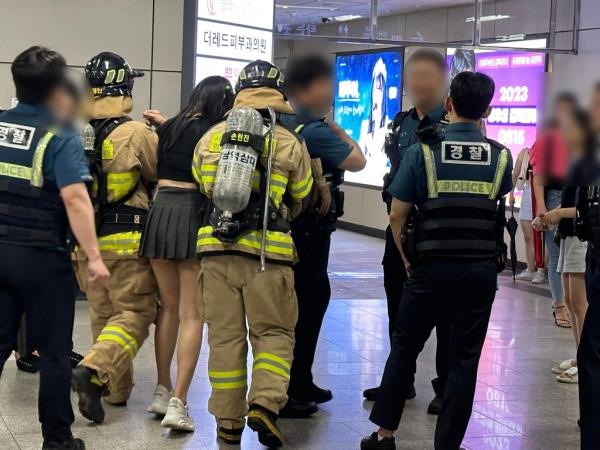 人们正在从Sinno撤离周日深夜,一名乘客报告说,地铁里有一股奇怪的气味。(联合通讯社)