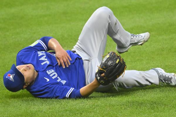 Ryu Hyun-jin of the Toronto Blue Jays drops to the ground in pain after taking a line drive off his right knee during the bottom of the fourth inning of a Major League baseball regular season game against the Cleveland Guardians at Progressive Field in Cleveland on Monday. (Yonhap)