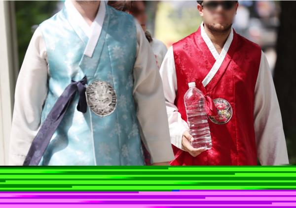 Foreigners donning Korean traditional hanbok in central Seoul. (Yonhap)