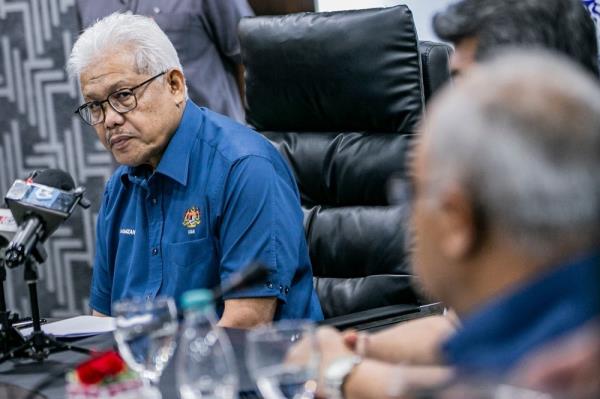 Hamzah Zainudin confirms bank accounts frozen, cries political persecution