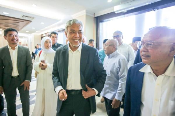 预期‘操控’，扎希的律师为总检察长停止审判的决定辩护