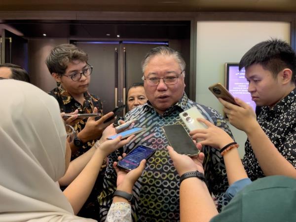 旅游部长表示马哈迪医生不应在3R问题上混淆人民