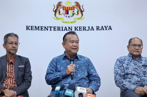 Works Ministry won’t stop issuing licences to new contractors despite glut, says minister 