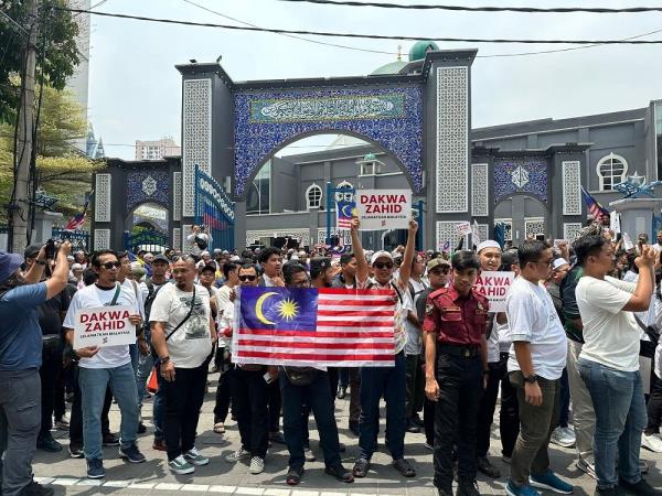 Cries of ‘reformati’ in KL as hundreds of demonstrators gather at Kampung Baru mosque on Malaysia Day (VIDEO)